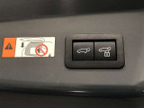 【パワーバックドア】スイッチひとつでバックドアを自動開閉。操作はスマートキー、運転席側インパネスイッチ部、バックドア下端部の各スイッチで行えます。