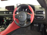 運転席まわりです。 各操作スイッチは使いやすい位置に配置されてます。