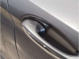 【デザインとの融合】BMWデザイナーが創り出したボディデザインを損なう事のない様に配置とデザインに拘っています。ドアノブについてもBMWの拘りに妥協はありません。