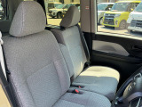 痛みの出やすい運転席シートの角、フロアマット、座面、ともに良好です