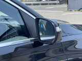 【ブラインドスポットアシスト】走行中車両の斜め後ろの死角エリアをモニタリングし、ドアミラー内蔵のインジケーターを点灯させて注意喚起し、安全な走行のサポートをします。