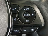 ステアリングには運転中でも簡単に操作できる各種スイッチついてます