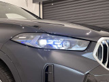 アダプティブLEDヘッドライトはステアリングを切った方向を照らします。