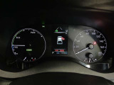 運転中の情報確認がスムーズに行えるよう、デジタル表示を採用し、昼夜問わずくっきりとした視界を確保しています
