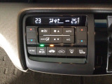 【左右独立オートエアコン】左右席で独立温度コントロールが可能です。運転席はキンキンに冷やして助手席はマイルドにと言った設定が可能です☆暑さ寒さでケンカすることもなくなりますね♪