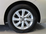 純正のアルミホイール装着車です。タイヤサイズは185/65R15です。