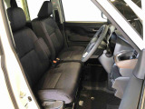 運転席の座面高さを調整できるシートリフターが付いています。フロントシートはベンチシートを採用で、座面も広く使い勝手もいいですよ♪