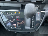 「オートエアコン」付き一年中快適な室内を提供!車内温度を設定すると、風量を自動で調節してくれます。さらに前席シートヒーターつき(^^)/