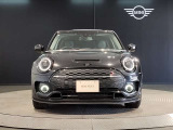 MINIのフロントグリルのデザインはイギリスで生まれた当初から、シルバーのサイドバーが折り重なった伝統的なデザインで御座います。その伝統はBMWのお車になってからでも少しずつ形を変えて守られております