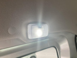 夜の荷室を明るくするラゲッジルーランプです。