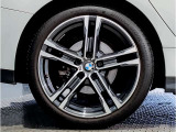 【BMWアロイホイル】軽量かつ強度に拘ったアロイホイル。走行性能ポテンシャルを引き出す設計。車の足元を引き締めてくれる大きなポイントはアロイホイルです。