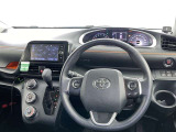 運転席まわりです。 各操作スイッチは使いやすい位置に配置されてます。