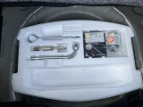 トランクルームには工具とパンク修理キットがあります。
