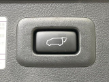 【パワーバックドア】スマートキーや運転席のボタンを押すだけでリアゲートが自動で開閉します!荷物を持っている時や、高い位置にあるバックドアを閉める際に便利な機能です♪