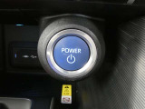 【プッシュスタート】スマートキーを携帯して、ブレーキを踏みながらスタートスイッチを押すだけでエンジンがかけられます。