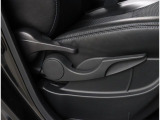 運転席にはレバー式のシートリフター付ですので、ご自分にあった高さで運転が可能です。
