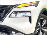 【LEDヘッドライト】悪天候や夜間走行時も良好な視界を確保し安心して運転できる高輝度LEDヘッドライトを装備!点灯速度が早く、消費電力も抑えられています。