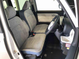 運転席の座面高さを調整できるシートリフターが付いています。フロントシートはベンチシートを採用で、座面も広く使い勝手もいいですよ♪