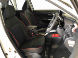運転席の座面高さを調整できるシートリフターが付いています。