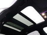 【サンルーフ】閉塞的な空間になりがちな車内の中で、開放感を与えてくれるサンルーフは大人気の装備です!
