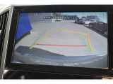 シフトレバーをリバースにすると連動してサイドカメラ映像&バックセンサーに切り替わります。スイッチ一つでフロントカメラへの切り替えも出来ます