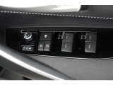 スイッチ一つで窓を開け閉めできるパワーウィンドウスイッチです。