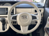 インテリアに合わせたデザインのステアリングは、運転される方のことも考え、運転しやすい形状、大きさです。是非一度、実際に触ってお確かめください。