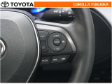 高速道路などを一定の速度で走行したい場合に、スイッチを操作することでアクセルペダルを踏まずに定速走行できます。