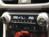 運転席、助手席別々に温度設定ができるデュアルエアコン装備です。男性が暑いと感じても、女性は寒いと感じる、そんな時の車内温度を別々に調節できるので、ストレスなくドライブをお楽しみいただけます。