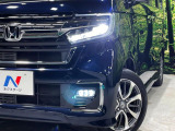 【LEDヘッドライト】悪天候や夜間走行時も良好な視界を確保し安心して運転できる高輝度LEDヘッドライトを装備!点灯速度が早く、消費電力も抑えられています。