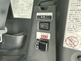 ワイヤレスリモコンで操作ができる電動ウインチを採用しているため、女性やお年寄りの方でも安全でラクに車いすを乗車させることができます。