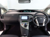 高いホールド性で運転姿勢が安定します。長距離ドライブでも疲れにくいのが魅力です。快適なドライビングライフをお送りください♪