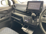 【 オートエアコン 】車内温度を感知して自動で温度調整をしてくれるのでいつでも快適な車内空間を創り上げます。