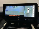 映像で見づらい車両周辺の確認をアシスト。クルマを真上から見ているような映像を表示。 運転席から確認しにくい車両周囲の状況を把握。
