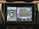 【全方位モニター】自車周辺をぐるりと俯瞰できるカメラで危険を察知。上空からの映像で自動車や障害物の位置が詳細に確認できるので、狭い駐車場でも安心して駐車できますね。