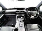 上質で落ち着いた印象のインパネ。視界も広々で運転しやすいです。