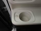カップホルダーは運転席や助手席からちょうど手の届く位置です!!