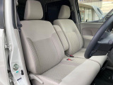 運転席まわりには十分なスペースがあり、大柄な方でもゆったり運転していただける環境です。