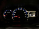 昼間でも見やすいオプティトロンメーターです。運転席前に配置し、フードを低く抑えることで運転中の視界の邪魔にならないので、視界も良好です!