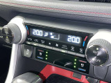 左右独立温度コントロールフルオートエアコンです。運転席、助手席それぞれで独立して温度設定ができます。冷え性の方が乗っても安心ですね♪
