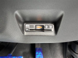 【ETC】有料道路を利用する際に料金所で停止することなく通過できる、ETC車載器(ノンストップ自動料金収受システム機器)が装備されています。セットアップを行うことで利用可能になります。