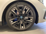BMWの純正アロイホイールは軽量かつ強度にも優れているホイールで走行性能を引き上げる設計になっております。足元にもBMWは妥協がなくこだわっている個所になります。