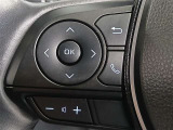 ステアリングには運転中でも簡単に操作できる各種スイッチついてます
