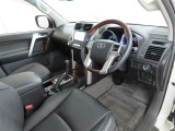 シンプルで使いやすいデザインの運転席です。