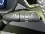 【オートライト】車外の明るさに応じて、自動的にライトの点灯・消灯をしてくれます。
