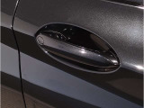 【デザインとの融合】BMWデザイナーが創り出したボディデザインを損なう事のない様に配置とデザインに拘っています。ドアノブについてもBMWの拘りに妥協はありません。