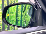 【ブラインドスポットモニター】走行中、ドアミラーの死角になりやすい箇所に後続車が接近するとサイドミラーのレンズに警告を表示!ドライバーに注意喚起をしてくれます。