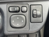 【電動格納ミラー】ドライバーの目線に合わせ、ミラーの上下左右調整が可能です。