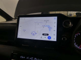 10.5インチのディスプレイオーディオ装着です。スマホとの通信で様々なサービスが楽しめます。TV視聴にも対応しています。