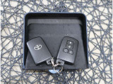 【スマートキー】キーをバッグやポケットに入れたままでもドアロックの開閉が出来るほか、エンジンキーを挿さなくてもエンジンスタートストップが出来ます。